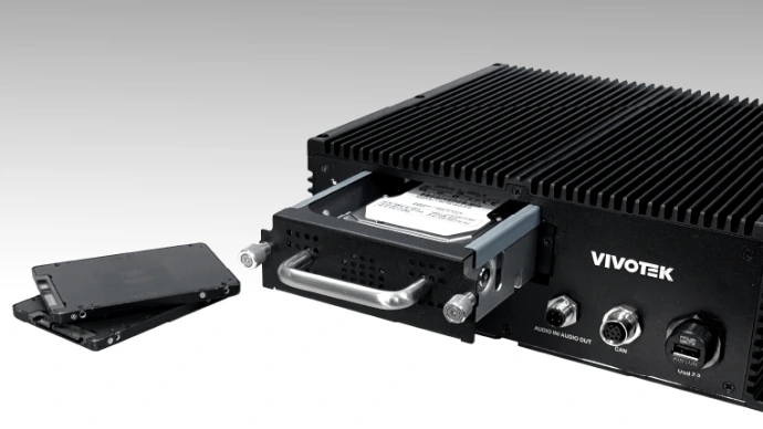 Imagem do NVR NV9321P com seus slotes de inserção dos HDs abertos mais 2  SSDs ao lado para demonstrar a capacidade de expansão de armazenamento.